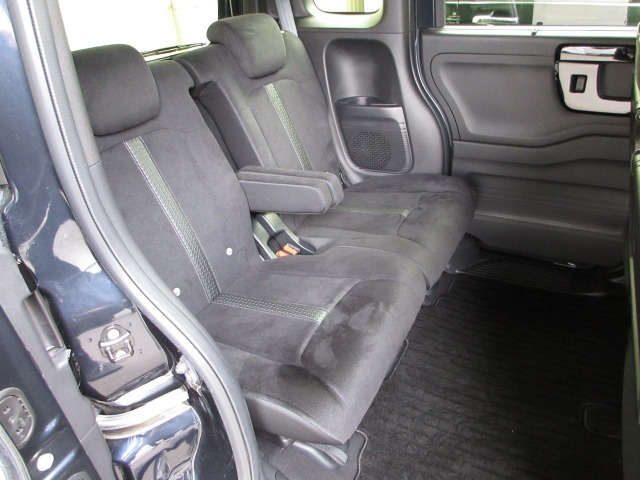 前席との距離や荷室長を左右で別々に調節できるスライドシートを標準装備しております。操作は荷室側からも行なえ、19CMのスライドができます。