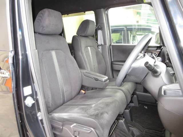 運転席には高さ調整ができる『シートハイトアジャスター機能』が付いています！これなら小柄な方にも大柄な方にも自分にぴったりの運転姿勢がとれますね～！