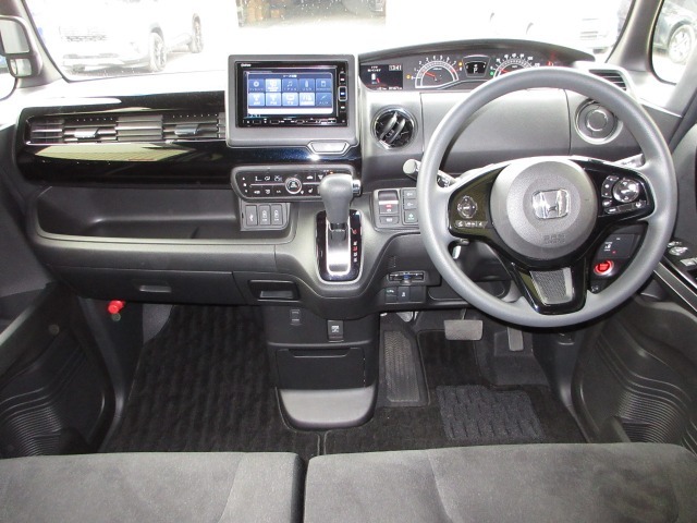 握りやすいハンドルには、オーディオコントロールとクルーズコントロールスイッチが装備されており、ハンドルから手を離さずに操作が出来ます。感覚で操作ができて便利で安全ですね！