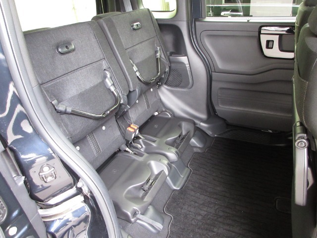 座面を跳ね上げれば、後席が背の高い空間に。駐車場などで後ろが狭く、テールゲートが開けられない時に、横から積みやすい「もうひとつの荷室」になるなど、アイデア次第で使い方が広がります。