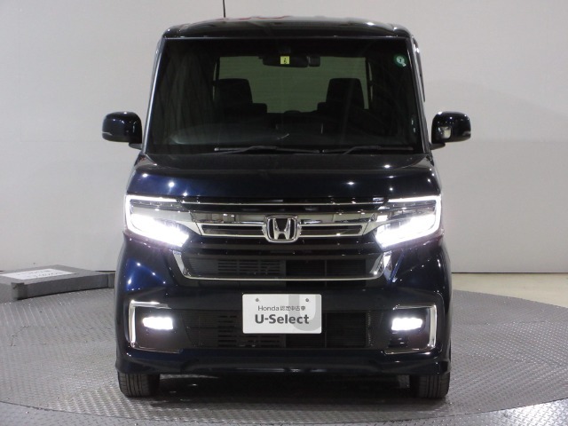 ハロゲンより明るく、より遠くまでさらなる安心感のあるLEDヘッドライトを採用。点灯忘れも防止できるオートライトコントロール機構付きです。