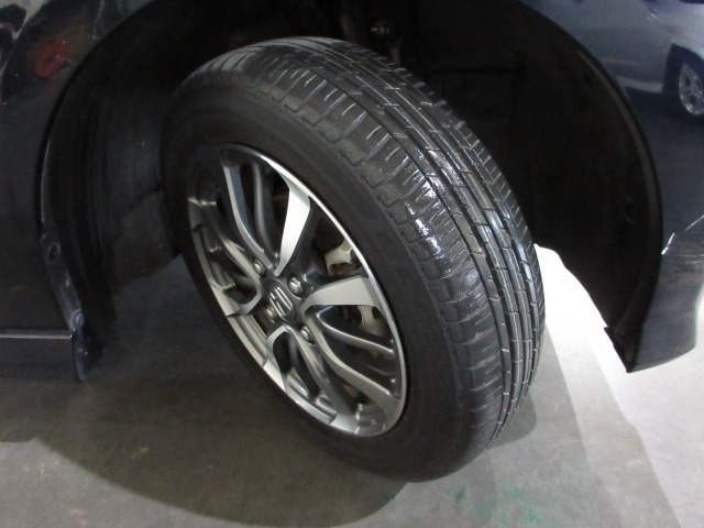 足元を精悍に引き締めるホンダ純正14インチアルミホイール、おしゃれは足元から、カッコイイですね！見たいところ、知りたいことなどございましたらお気軽にお問い合わせくださいませ。