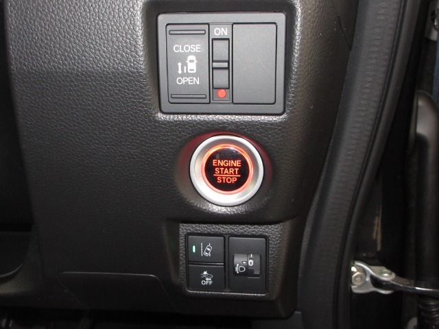 レーザーを照射しカメラで前走車等を検知し衝突の回避・軽減を図るホンダセンシングとVSA（車両挙動安定化制御システム）走る・曲がる・止まるの全領域で安定性を確保するためのシステム装備。安心ですね！