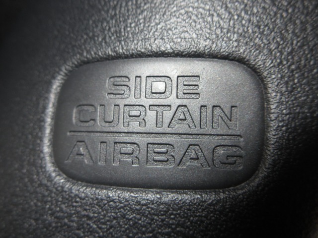 サイドカーテンエアバックシステムは、側面衝突時に大人から子供までさまざまな体格の乗員の頭部や頚部を広範囲で保護。特にセンターピラーへの頭部衝突を防ぐ展開性能を実現しています。