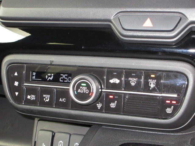 エアコンはオートエアコンでお好みの温度調整が出来、オールシーズン快適にドライブできます！さらに、運転席＆助手席シートヒーターが付いてます。2段階に温度設定が可能です。