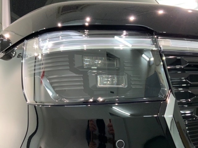 LEDヘッドライトは、点灯の瞬間から最大光量を発揮し、突然暗くなるトンネルなどでの安定感を高めます。