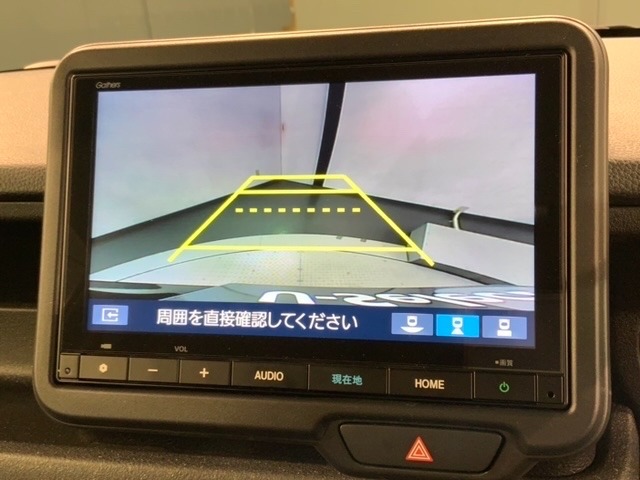 リバースギアに入れるだけで後方の表示へ切り替わります。夜間や雨の日の駐車も楽になりますよ。