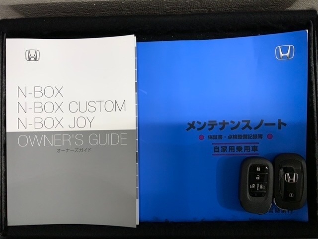 スマートキーは鍵をバッグに入れたままでもドアロックの開閉やエンジンのON・OFFができます。夜間や雨の日も鍵を探さなくて良いので便利です。