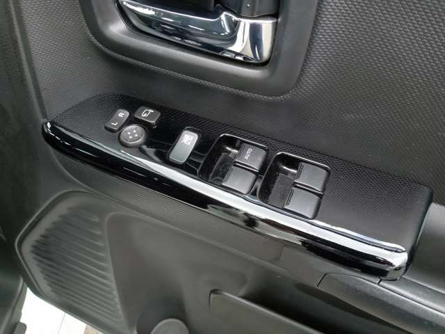 【電格ミラースイッチ】サイドミラーは電動格納式となっております！狭い駐車場などでの接触等のリスクも抑えられます！