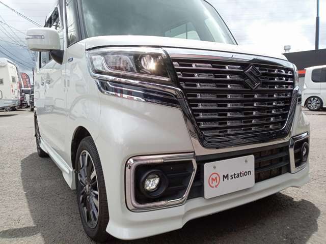 迫力と存在感を強調するボリュームのある大型メッキフロントグリル！