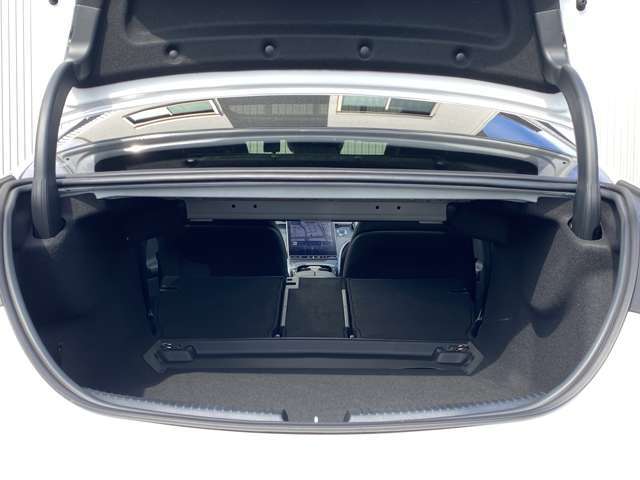 2列目シートを倒してトランクスルーにすることが可能です。