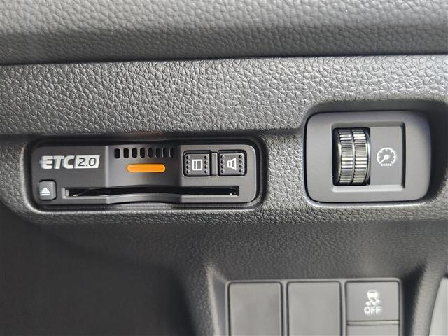 【ETC】有料道路を利用する際に料金所で停止することなく通過できる、ETC車載器（ノンストップ自動料金収受システム機器）が装備されています。セットアップを行うことで利用可能になります。