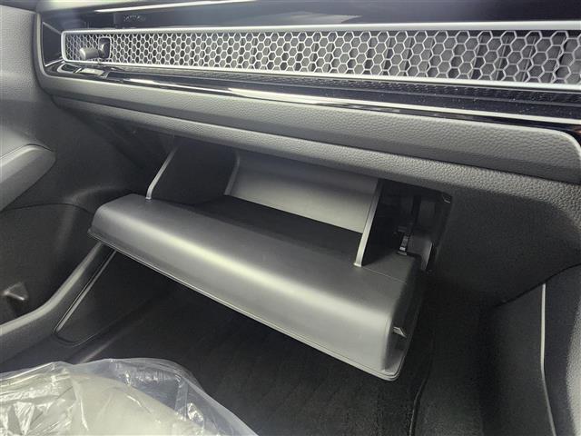 【グローブボックス】『グローブボックス』の画像になります。車検証ケースや日頃使う小物類の収納に便利ですね！