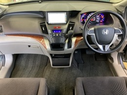 車内は光触媒抗菌消臭施工済です。スタイリッシュなデザインでスポーティなインパネ周りを演出します。グローブボックスやカップホルダーのほかにトレーなどたくさんの収納スペースが付いています。