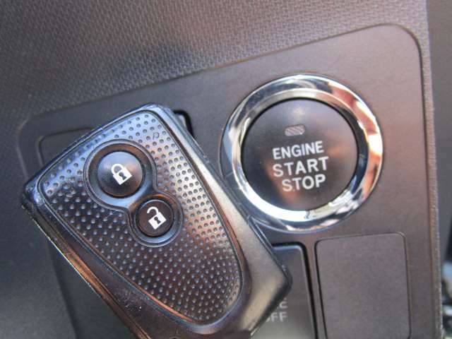 スマートキーとプッシュエンジンスタート！！スマートキーはドアの開閉、エンジンスタートを鍵を出さずに出来ますよ！！プッシュエンジンスタートは、ボタン一つでエンジン始動可能！！