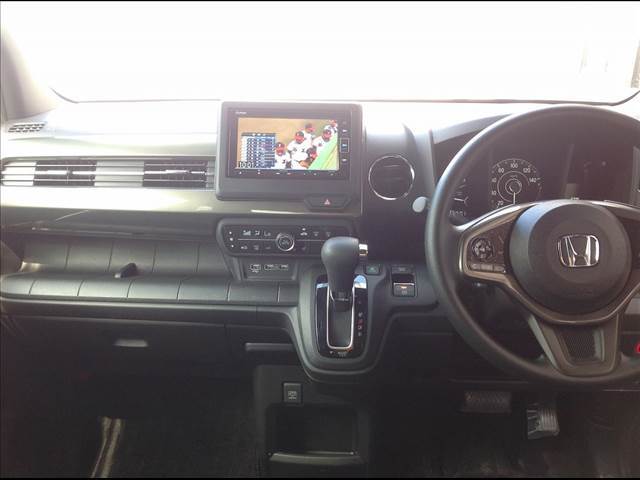 フロントベンチシートなので、運転席広々、助手席も広々！