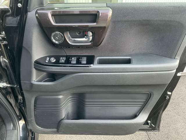 ドアにツィーターが備わっております。音の臨場感があり聴き心地が良いです♪