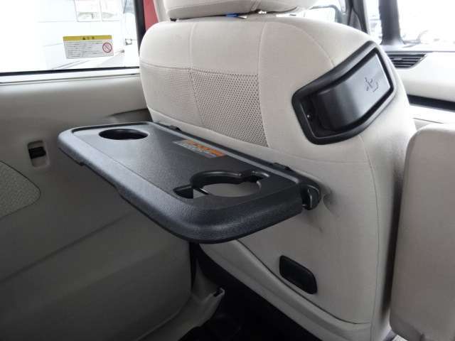 便利なカップホルダーを装備しています。缶ジュースを開けて運転していると振動で倒れないかヒヤヒヤ、意外と置き場に困るもの。　意外に重要な装備ですね。