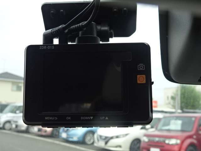ドラレコ最近の装着率の高いドライブレコーダー装備です。万が一の時の証明やアオリ運転の抑制効果もありますね。
