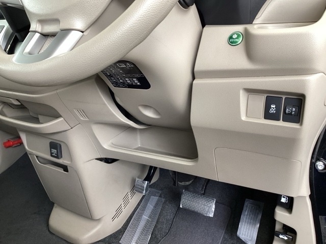 燃費をよくするECON、横滑りを防ぐVSAなどのスイッチは、運転席の右側、手の届きやすい位置にあります。
