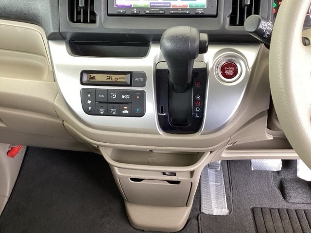 足元スッキリ、インパネシフトです。パーキングブレーキはフットブレーキタイプなので、運転席と助手席の間がスッキリしています。
