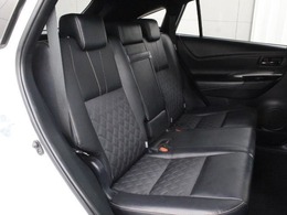 ファブリック+合成皮革(ブラック)のシートが採用されています。前後席間の間隔延長と前席シートバック形状の工夫で、ゆったりとくつろげる後席空間を確保しています。