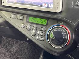 【オートエアコン】一度お好みの温度に設定すれば、車内の温度を検知し風量や温度を自動で調整。暑い…寒い…と何度もスイッチ操作をする必要はありません。快適な車内空間には必須の機能ですね♪