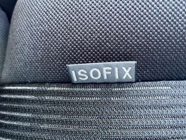 【ISOFIX】アイソフィックスはチャイルドシートを差し込むだけ！金具で固定されます。シートベルトを使用しないので簡単かつ安全にチャイルドシートを固定することができます！女性でも簡単に装着できます♪