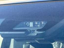 【三菱e-Assist】走行中に前方の車両等を認識し、衝突しそうな時は警報とブレーキで衝突回避と被害軽減をアシスト。より安全にドライブをお楽しみいただけます。