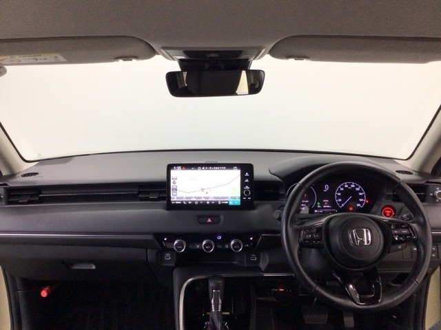 【前方視界】開放的な前方視界！運転がしやすく疲れにくいです♪窓が大きく、見通しがとっても良いおクルマですよ♪