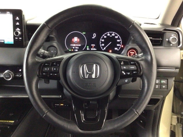 【ハンドル】運転にかかわる様々な操作を安全に行えるように視点移動が少なく操作性に配慮されたスイッチ類が凝縮されたコックピットです。