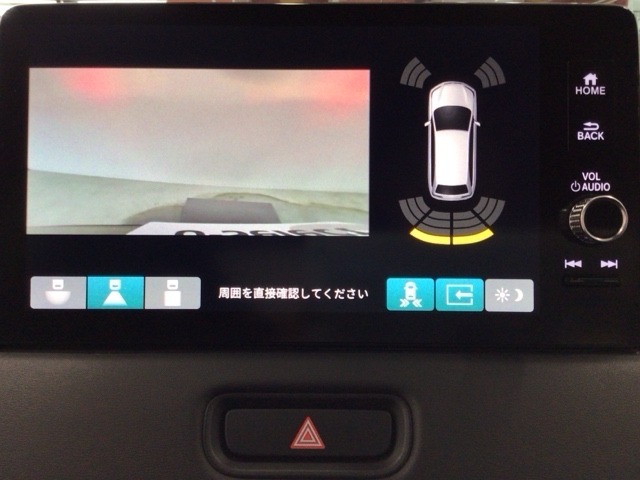 バックカメラが付いているので、車庫入れもラクラクです♪更にバンパーに取り付けられたソナーセンサーで、障害物を音とナビゲーション画面で知らせてくれます♪