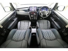 ブラックを基調とした本革シートとバール杢との相性も良いです♪