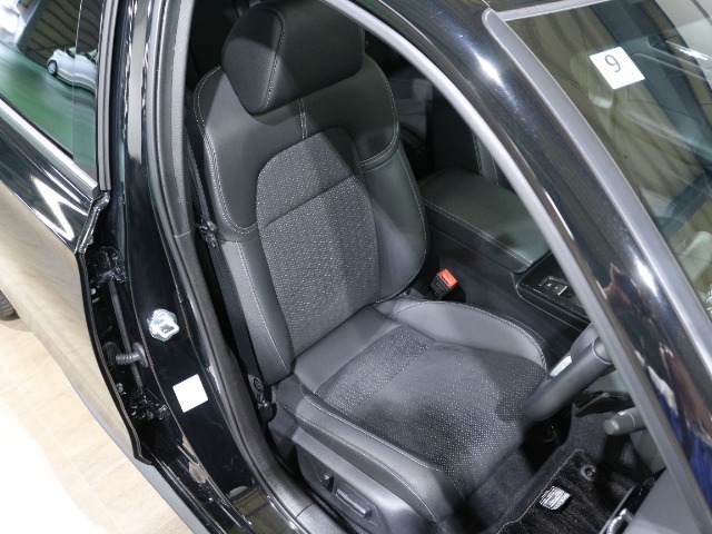 程よい硬さとホールド性が高いシートで長時間運転も快適です。