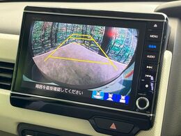 【バックカメラ】駐車時に後方がリアルタイム映像で確認できます。大型商業施設や立体駐車場での駐車時や、夜間のバック時に大活躍！運転スキルに関わらず、今や必須となった装備のひとつです！