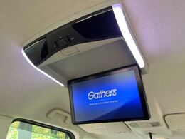 【フリップダウンモニター】大画面モニターで後席でもエンタメをお楽しみいただけます。小さなお子様にも大人気の装備です♪