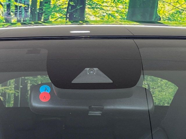 【トヨタセーフティセンス】走行中に前方の車両等を認識し、衝突しそうな時は警報とブレーキで衝突回避と被害軽減をアシスト。より安全にドライブをお楽しみいただけます。