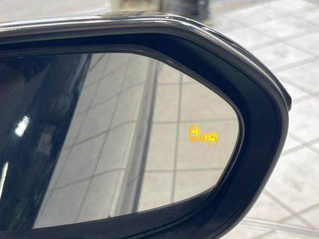 【ブラインドスポットモニター】走行中、ドアミラーの死角になりやすい箇所に後続車が接近するとサイドミラーのレンズに警告を表示！ドライバーに注意喚起をしてくれます。