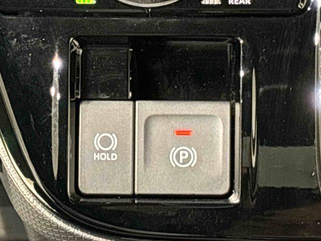 指先だけで簡単に操作が可能な電動パーキングブレーキを採用。「HOLD」スイッチを押すと、渋滞や信号待ちなどでブレーキペダルから足を離しても、ブレーキを保持するので安心です