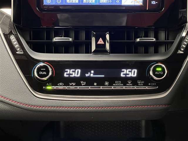 運転席側と助手席側でお好みの温度設定ができるデュアルオートエアコンで車内はいつでも快適！
