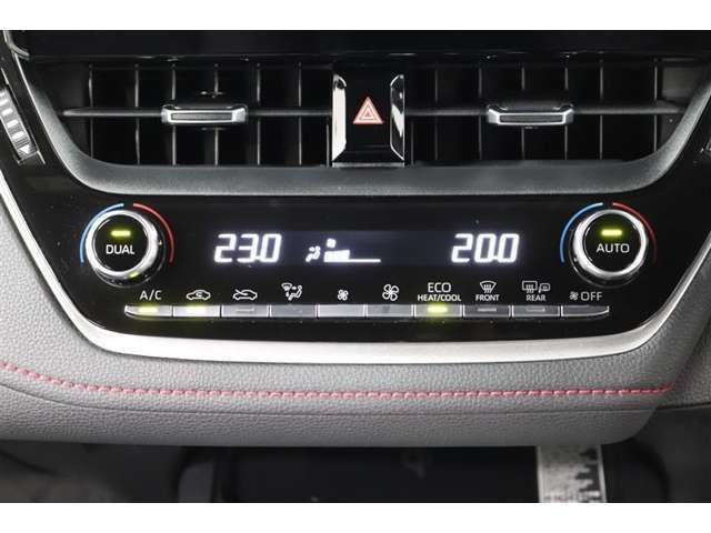 運転席と助手席、それぞれ温度調節ができ、オールシーズン快適なオートエアコンとなっております！