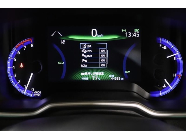 マルチインフォメーションディスプレイ付きのメーターです！エコ運転へ導く多彩な情報を表示してくれます。