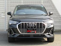 AUDIの特徴シングルフレームグリルは力強さとエレガントな雰囲気を醸し出します。