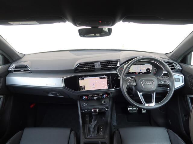 運転席側に傾けたセンターコンソールやディスプレイが、ドライバーオリエンテッドな空間を構築。視線の移動を抑え、操作性を高めることで、ドライビングに集中することができます。