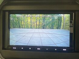 【バックカメラ】駐車時に後方がリアルタイム映像で確認できます。大型商業施設や立体駐車場での駐車時や、夜間のバック時に大活躍！運転スキルに関わらず、今や必須となった装備のひとつです！