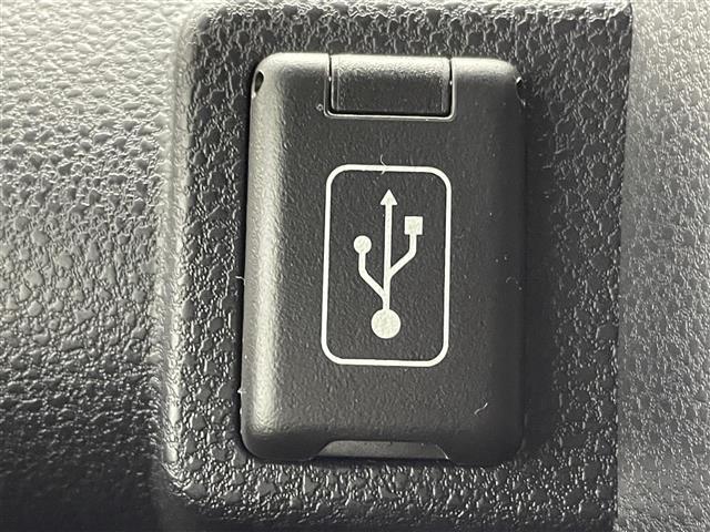 【アクセサリーソケット（電源ソケット）】電源からケーブルをつなげば、スマートフォンなどの電子機器の充電などを行うことができます！ゲーム機器や、カメラの充電にも便利ですね。