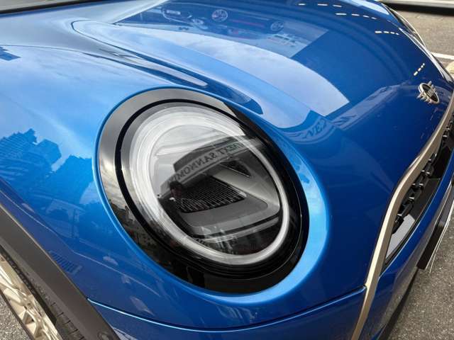 テールライトをクロームラインで囲むことにより印象的でスタイリッシュなテールライトを表現しております。※オプションにより、ブラックに交換して、引き締まった印象を表現することも可能です。