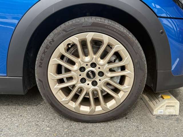 MINIのアロイ・ホイールは、MINIらしさの象徴である、ゴーカート・フィーリングを向上させるために技術の粋を集めて開発されています。