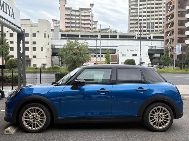 サイドスカットルとはフロントフェンダー上部についているサイドウィンカー部の事を言います。こちらのパーツはカスタム可能で最大で11種類の純正アクセサリーからお好みでお選びいただけます。