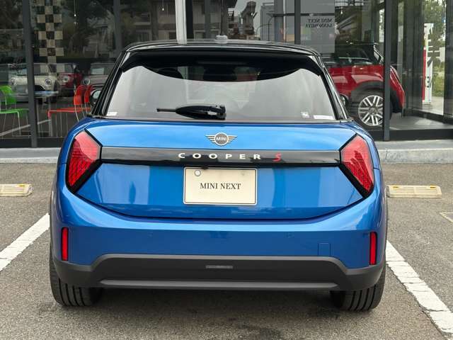 後ろからみても直ぐにMINIだとわかる丸みを帯びたデザインでございます。